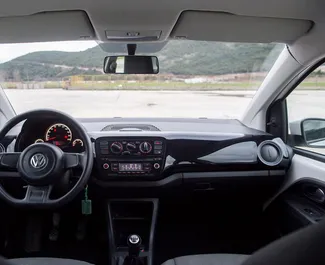 Interiør af Volkswagen Up til leje i Montenegro. En fantastisk 4-sæders bil med en Manual transmission.