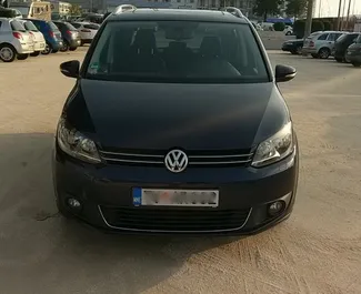 Frontvisning av en leiebil Volkswagen Touran i Tivat, Montenegro ✓ Bil #517. ✓ Automatisk TM ✓ 0 anmeldelser.