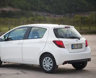 Ενοικίαση Toyota Yaris. Αυτοκίνητο Οικονομική, Άνεση προς ενοικίαση στο Μαυροβούνιο ✓ Κατάθεση 100 EUR ✓ Επιλογές ασφάλισης: TPL, CDW, SCDW, FDW, Επιβάτες, Κλοπή, Στο εξωτερικό.