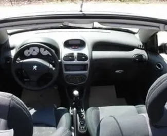 Frontansicht eines Mietwagens Peugeot 206 Cabrio auf Kreta, Griechenland ✓ Auto Nr.1090. ✓ Schaltgetriebe TM ✓ 0 Bewertungen.
