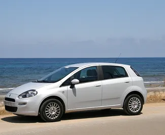Frontvisning av en leiebil Fiat Grande Punto på Kreta, Hellas ✓ Bil #1134. ✓ Automatisk TM ✓ 0 anmeldelser.