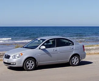 Nomas automašīnas priekšskats Hyundai Verna Krētā, Grieķija ✓ Automašīna #1123. ✓ Pārnesumu kārba Rokasgrāmata TM ✓ Atsauksmes 0.