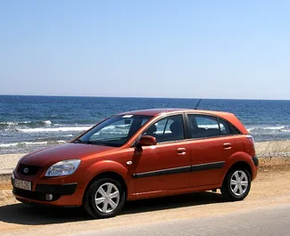 Vista frontal de um aluguel Kia Rio em Creta, Grécia ✓ Carro #1119. ✓ Transmissão Manual TM ✓ 0 avaliações.