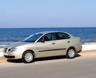 Frontvisning av en leiebil Seat Cordoba på Kreta, Hellas ✓ Bil #1124. ✓ Manuell TM ✓ 0 anmeldelser.