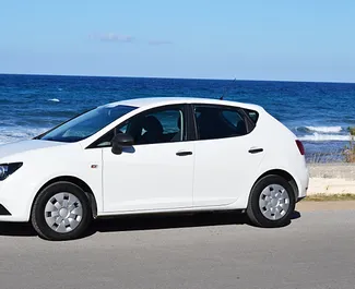 Frontvisning av en leiebil Seat Ibiza på Kreta, Hellas ✓ Bil #1122. ✓ Manuell TM ✓ 0 anmeldelser.