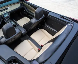 Chevrolet Camaro Cabrio interjers nomai Melnkalnē. Lieliska 4 sēdvietu mašīna ar Automātiskais pārnesumu kārbu.