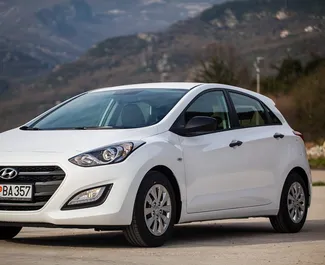 Frontvisning af en udlejnings Hyundai i30 i Budva, Montenegro ✓ Bil #1108. ✓ Automatisk TM ✓ 2 anmeldelser.