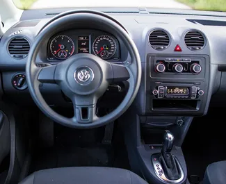 Volkswagen Caddy Maxi 2013 na voljo za najem v v Budvi, z omejitvijo prevoženih kilometrov neomejeno.