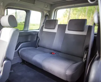 Volkswagen Caddy Maxi interjers nomai Melnkalnē. Lieliska 7 sēdvietu mašīna ar Automātiskais pārnesumu kārbu.