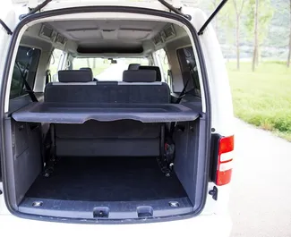 ブドヴァにてで利用可能なフロントドライブシステム搭載のVolkswagen Caddy Maxi 2013。