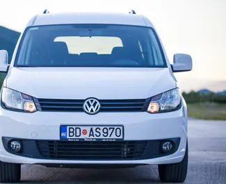 Volkswagen Caddy Maxi 2013 automobilio nuoma Juodkalnijoje, savybės ✓ Dyzelinas degalai ir 102 arklio galios ➤ Nuo 34 EUR per dieną.