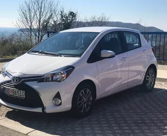 Framvy av en hyrbil Toyota Yaris i Rafailovici, Montenegro ✓ Bil #495. ✓ Växellåda Automatisk TM ✓ 8 recensioner.