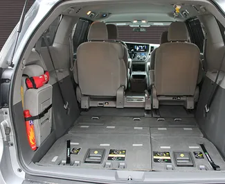 예레반에서에서 사용 가능한 전면 드라이브 시스템이 장착된 Toyota Sienna 2016.