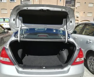 Benzin 1,6L motor af Nissan Tiida 2013 til udlejning i Limassol.