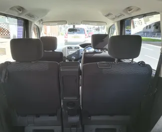 Notranjost Nissan Serena za najem v na Cipru. Odličen avtomobil s 8 sedeži in Samodejno menjalnikom.