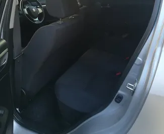 Innenraum von Suzuki Swift zur Miete auf Zypern. Ein großartiges 5-Sitzer Fahrzeug mit Automatisch Getriebe.