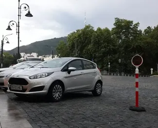 Frontansicht eines Mietwagens Ford Fiesta in Tiflis, Georgien ✓ Auto Nr.1226. ✓ Schaltgetriebe TM ✓ 5 Bewertungen.