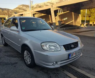 Vista frontal de um aluguel Hyundai Accent em Bar, Montenegro ✓ Carro #1219. ✓ Transmissão Automático TM ✓ 20 avaliações.