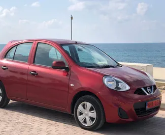 Frontvisning af en udlejnings Nissan Micra i Paphos, Cypern ✓ Bil #1218. ✓ Automatisk TM ✓ 2 anmeldelser.