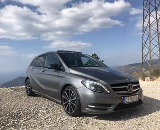 Vista frontal de um aluguel Mercedes-Benz B180 em Rafailovici, Montenegro ✓ Carro #1234. ✓ Transmissão Automático TM ✓ 3 avaliações.