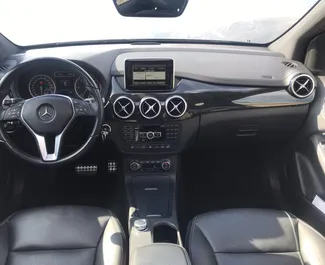 Mercedes-Benz B180 2015 disponible à la location à Rafailovici, avec une limite de kilométrage de illimité.