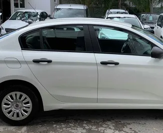 Fiat Tipo 2018 location de voiture en Grèce, avec ✓ Essence carburant et 100 chevaux ➤ À partir de 39 EUR par jour.