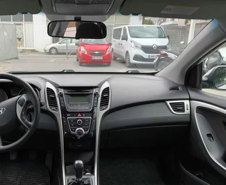 Benzīns 1,4L dzinējs Hyundai i30 2015 nomai Krētā.