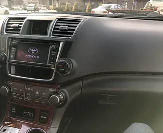 Toyota Highlander 2013 搭载 All wheel drive 系统，在第比利斯 可用。