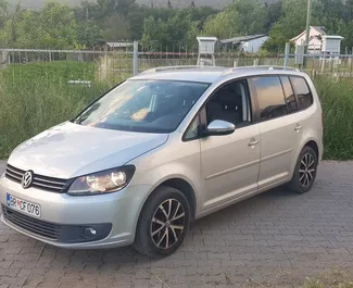 Přední pohled na pronájem Volkswagen Touran v Baru, Černá Hora ✓ Auto č. 549. ✓ Převodovka Automatické TM ✓ Recenze 16.