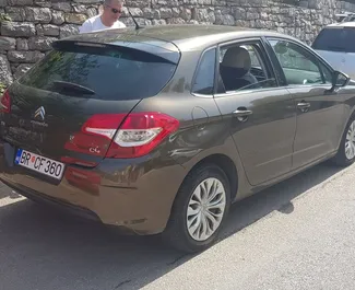 Sprednji pogled najetega avtomobila Citroen C4 v v Baru, Črna gora ✓ Avtomobil #539. ✓ Menjalnik Samodejno TM ✓ Mnenja 16.