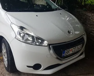 Sprednji pogled najetega avtomobila Peugeot 208 v v Baru, Črna gora ✓ Avtomobil #532. ✓ Menjalnik Priročnik TM ✓ Mnenja 24.