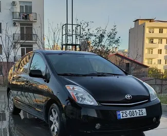 Vista frontale di un noleggio Toyota Prius a Tbilisi, Georgia ✓ Auto #1312. ✓ Cambio Automatico TM ✓ 1 recensioni.