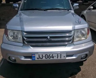 Frontvisning av en leiebil Mitsubishi Pajero Io i Tbilisi, Georgia ✓ Bil #1410. ✓ Automatisk TM ✓ 5 anmeldelser.