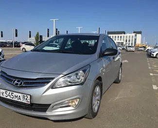 Frontvisning af en udlejnings Hyundai Solaris i Simferopol Lufthavn, Krim ✓ Bil #1395. ✓ Automatisk TM ✓ 1 anmeldelser.