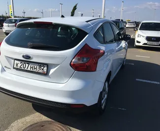 Ford Focus kiralama. Konfor Türünde Araç Kiralama Kırım'da ✓ Depozito 10000 RUB ✓ TPL, CDW, Hırsızlık, Yurtdışı sigorta seçenekleri.