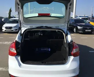 Ford Focus 2015 的 Petrol 1.6L 发动机，在 在辛菲罗波尔机场 出租。