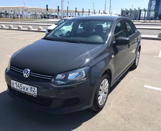 Vista frontal de un Volkswagen Polo Sedan de alquiler en el aeropuerto de Simferopol, Crimea ✓ Coche n.º 1403. ✓ Automático TM ✓ 0 opiniones.