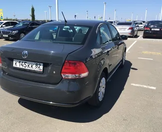 Volkswagen Polo Sedan 2015 için kiralık Benzin 1,6L motor, Simferopol Havalimanı'nda.