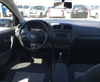 Volkswagen Polo Sedan 2015 autóbérlés a Krímben, jellemzők ✓ Benzin üzemanyag és 105 lóerő ➤ Napi 2200 RUB-tól kezdődően.