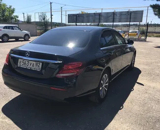 Uthyrning av Mercedes-Benz E200. Premium bil för uthyrning på Krim ✓ Deposition 30000 RUB ✓ Försäkringsalternativ: TPL, CDW, Stöld, Utomlands.