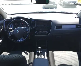 Mitsubishi Outlander 2015 auto rentimine Krimmis, sisaldab ✓ Bensiin kütust ja 146 hobujõudu ➤ Alates 4650 RUB päevas.
