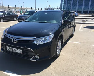 Vista frontale di un noleggio Toyota Camry all'aeroporto di Simferopol, Crimea ✓ Auto #1401. ✓ Cambio Automatico TM ✓ 0 recensioni.