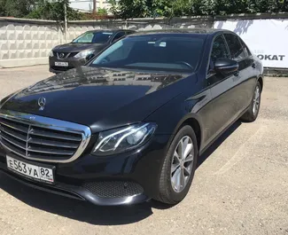 Vooraanzicht van een huurauto Mercedes-Benz E200 op de luchthaven van Simferopol, Krim ✓ Auto #1399. ✓ Transmissie Automatisch TM ✓ 0 beoordelingen.