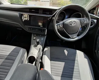 Toyota Auris 2017 auto rentimine Küprosel, sisaldab ✓ Hübriid kütust ja 100 hobujõudu ➤ Alates 45 EUR päevas.