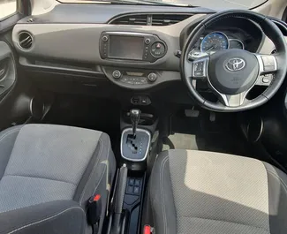 Toyota Yaris 2015 automašīnas noma Kiprā, iezīmes ✓ Hibrīds degviela un 54 zirgspēki ➤ Sākot no 45 EUR dienā.