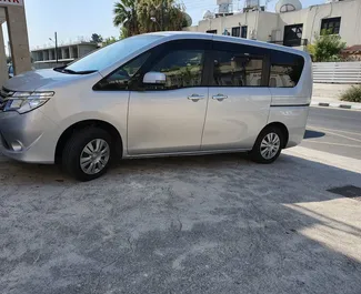 Vista frontale di un noleggio Nissan Serena a Paphos, Cipro ✓ Auto #1508. ✓ Cambio Automatico TM ✓ 3 recensioni.