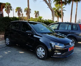 Ενοικίαση αυτοκινήτου Volkswagen Polo 2015 στην Κύπρο, περιλαμβάνει ✓ καύσιμο Βενζίνη και 96 ίππους ➤ Από 35 EUR ανά ημέρα.