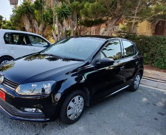 Vista frontal de um aluguel Volkswagen Polo em Pafos, Chipre ✓ Carro #1511. ✓ Transmissão Automático TM ✓ 3 avaliações.