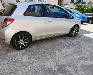 واجهة أمامية لسيارة إيجار Toyota Yaris في في بافوس, قبرص ✓ رقم السيارة 1505. ✓ ناقل حركة يدوي ✓ تقييمات 11.
