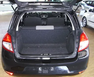 カラマタにてでのレンタル用Renault Clio 3 2013のガソリン 1.4Lエンジン。
